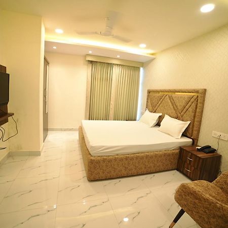 Ovel Hotel Ludhiana Buitenkant foto