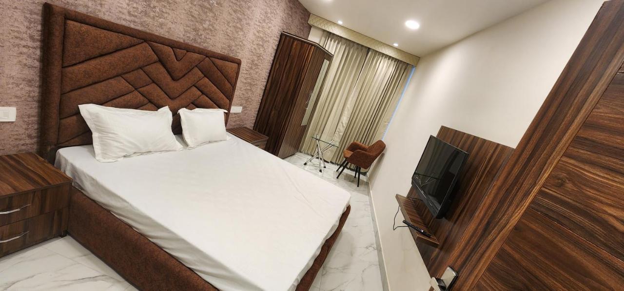 Ovel Hotel Ludhiana Buitenkant foto