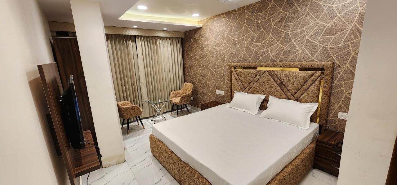 Ovel Hotel Ludhiana Buitenkant foto