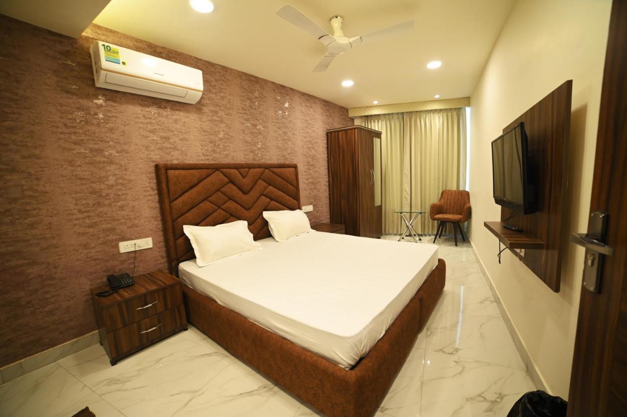 Ovel Hotel Ludhiana Buitenkant foto