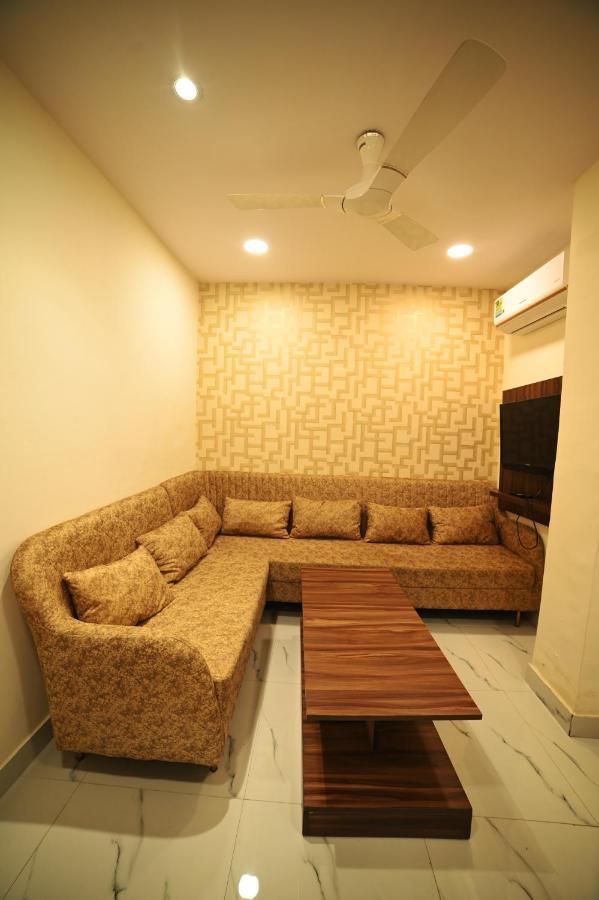 Ovel Hotel Ludhiana Buitenkant foto