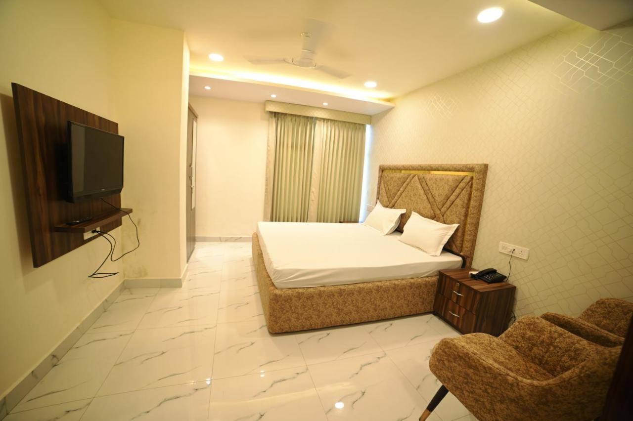 Ovel Hotel Ludhiana Buitenkant foto